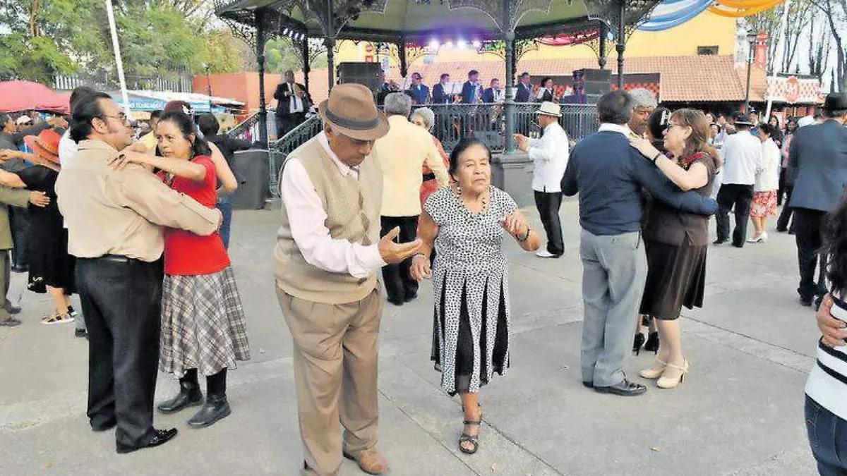 Más de 30 parejas se dieron cita en la Plaza del Mariachi para disfrutar del evento denominado al son del danzón césar rodríguez